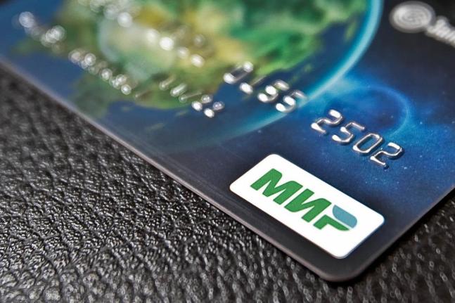 С 1 октября выплаты на детей малообеспеченным семьям будут перечислять только на карту "МИР"